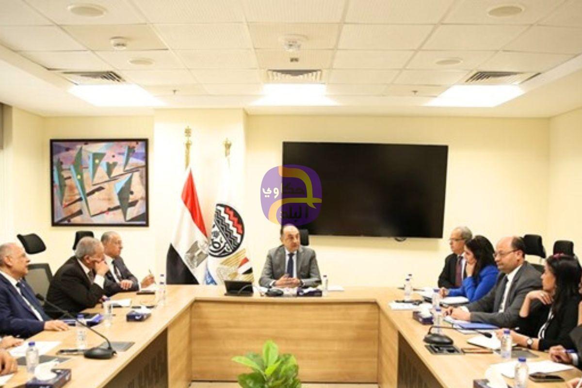 وزير قطاع الأعمال يجتمع برؤساء شركات السياحة والفنادق
