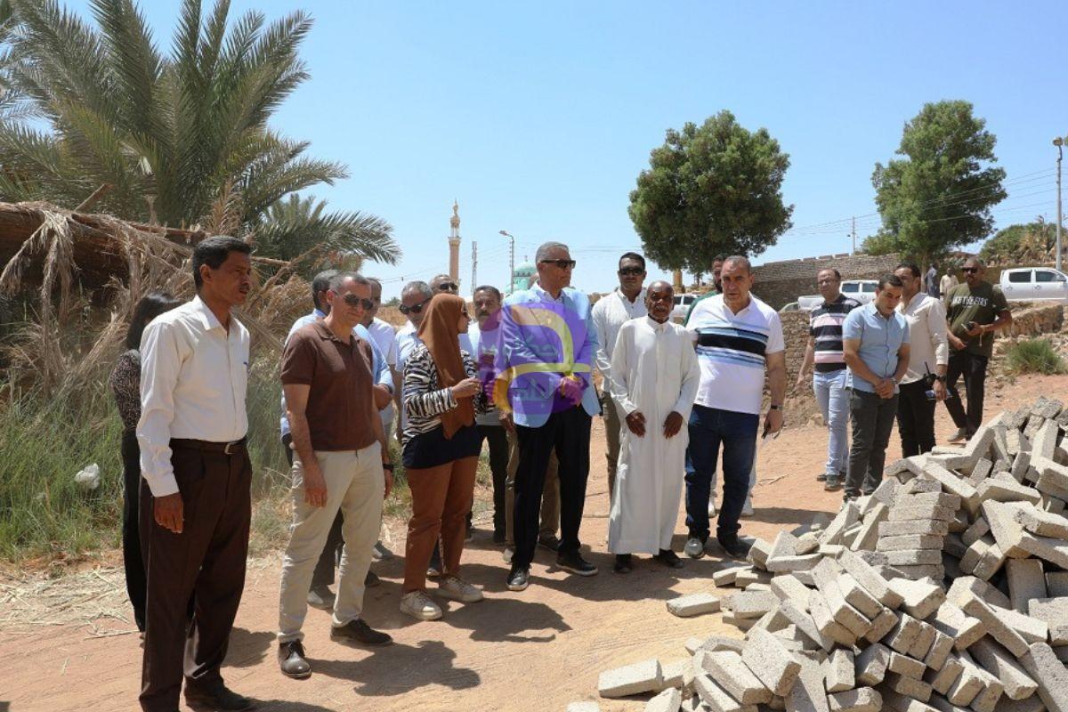 محافظ أسوان يتفقد مشروع الصرف الصحي بغرب سهيل