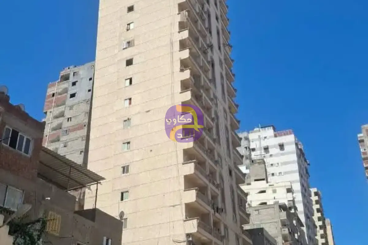 عقار مائل يثير الرعب في مصر.. والسلطات تتدخل
