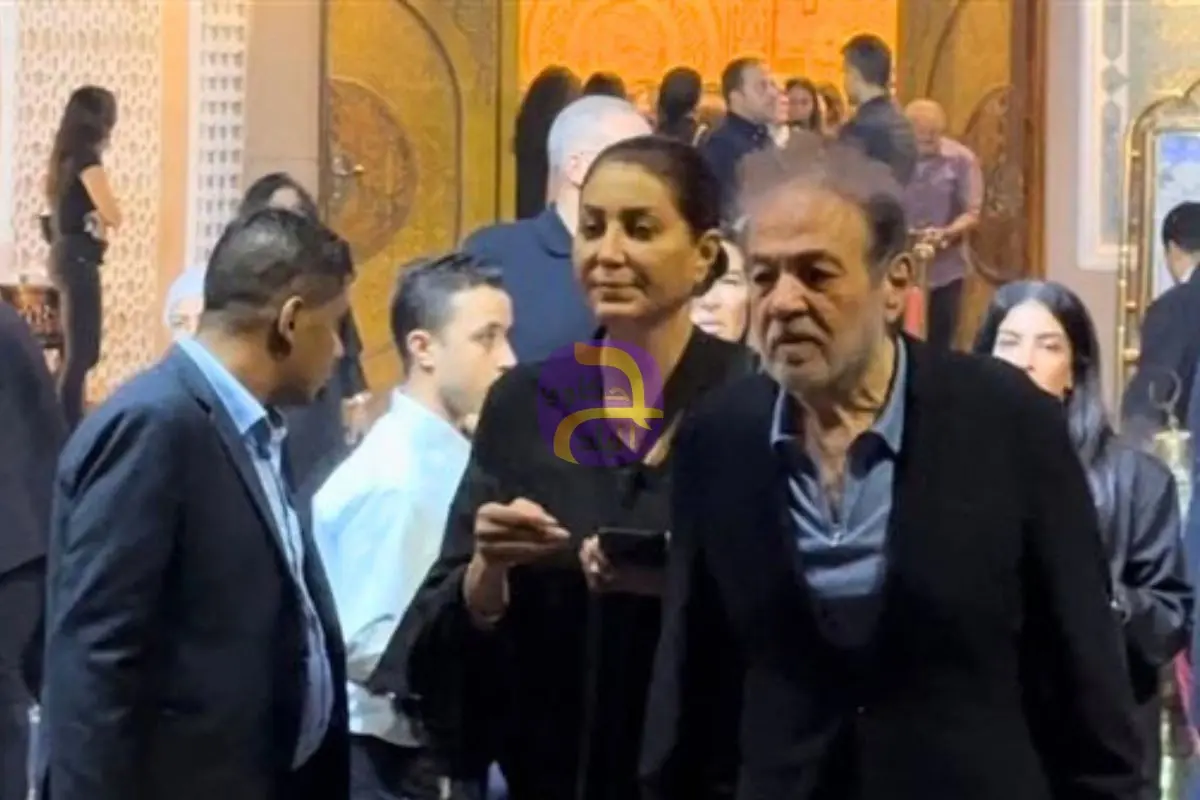 وفاء عامر وحسن أبو الروس في عزاء المطرب الراحل عمرو ستين بمسجد الشرطة