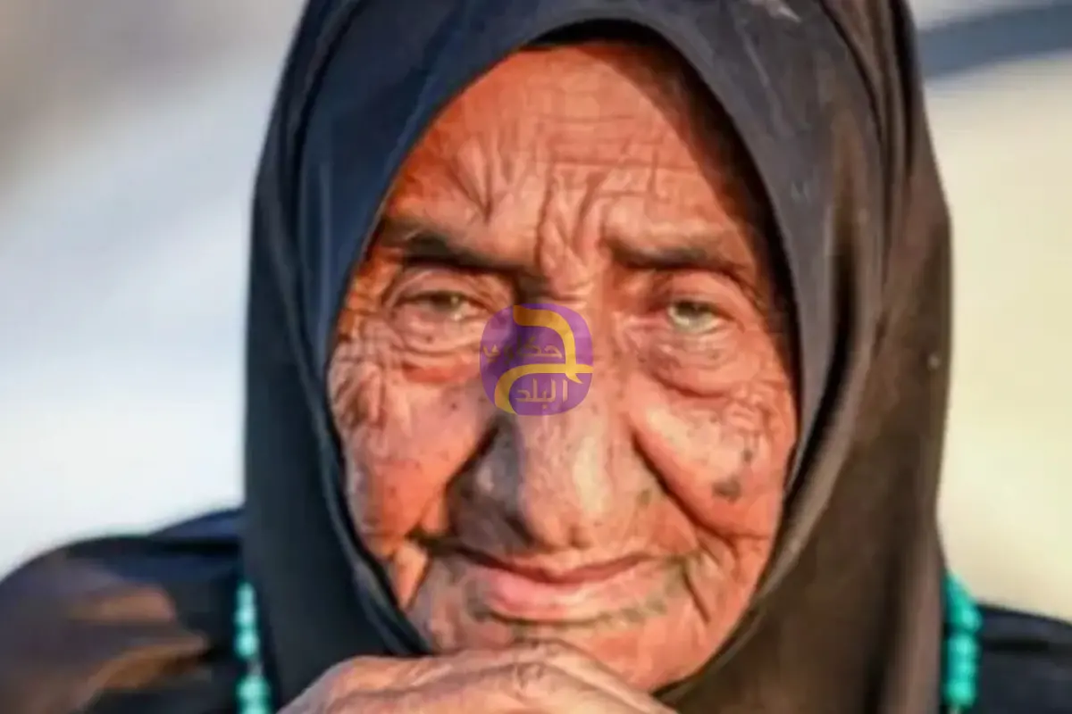 عاشت نكبتين ونكسة.. فلسطينية عمرها قرن تنزح قسراً إلى جنوب غزة