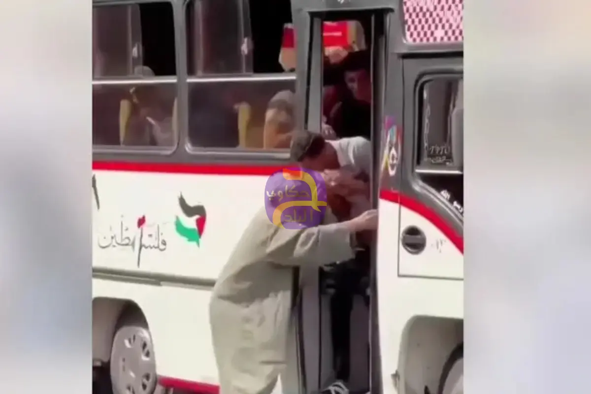 فيديو سقوط مسن من حافلة يثير غضب المصريين.. والحكومة تتدخل