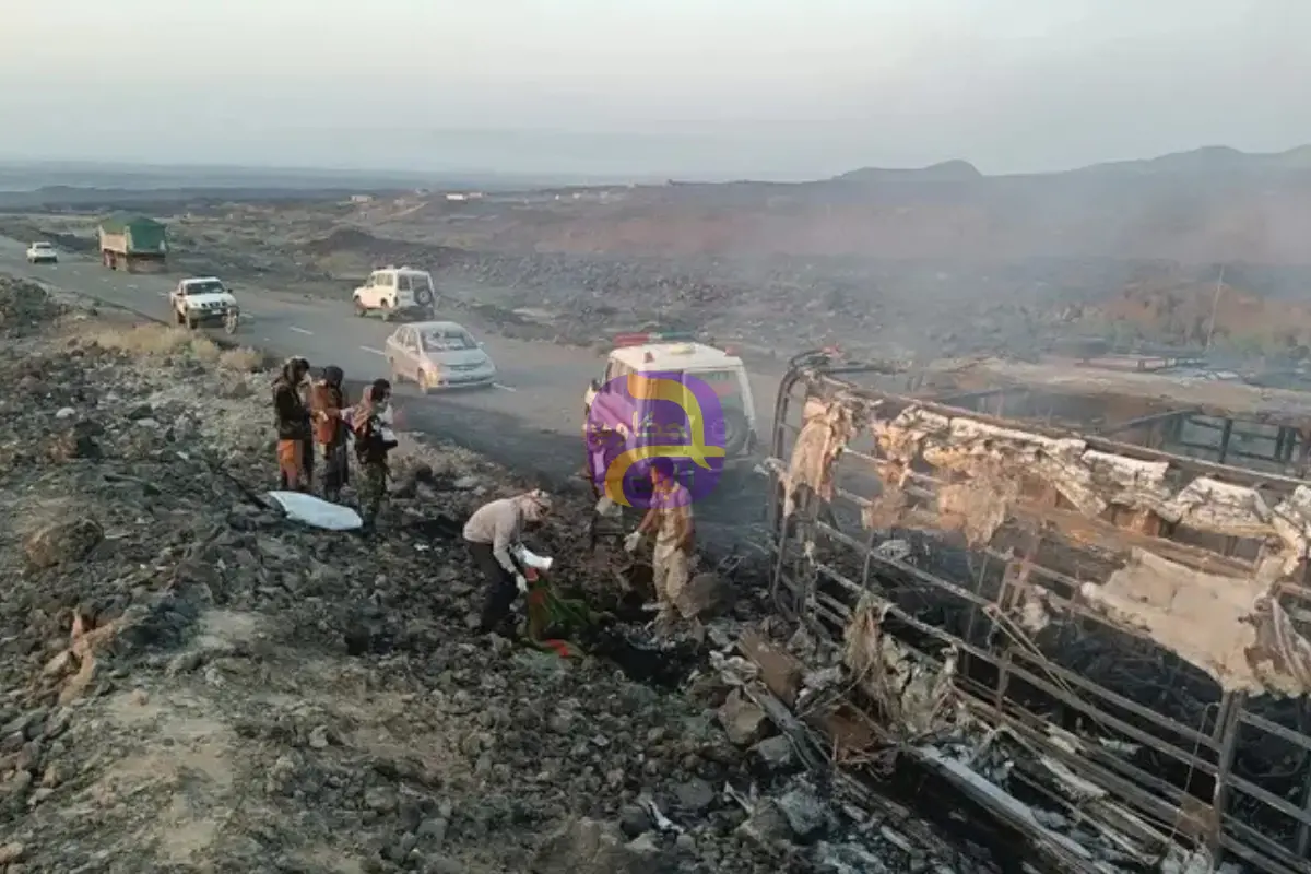 مأساة إنسانية باليمن.. مصرع 30 راكباً بحادث مروع