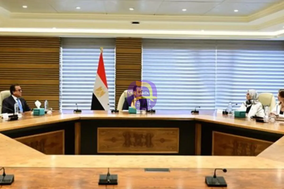 رئيس الوزراء يعقد لقاء ترحيبيا بعدد من الوزراء المشاركين في المؤتمر العالمي للسكان والصحة والتنمية البشرية