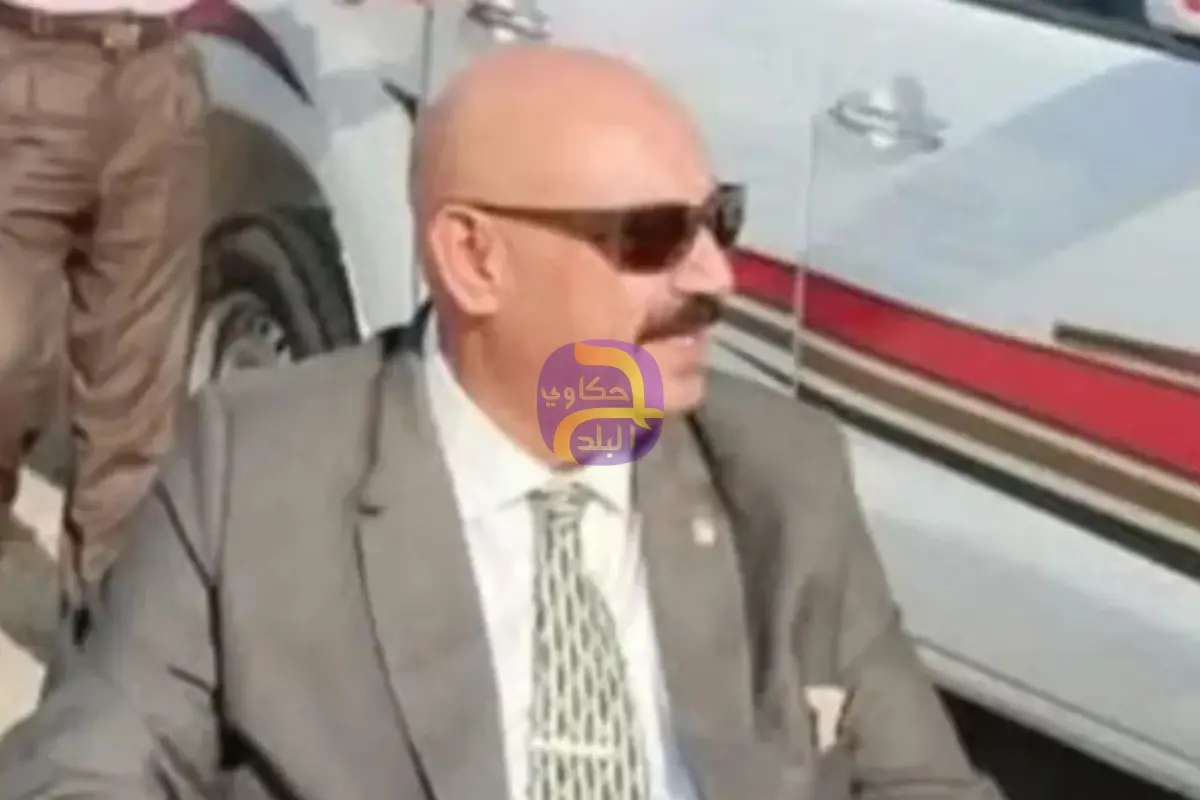 مسؤول مصري ينقل مكتبه إلى الشارع.. ويثير تفاعلاً