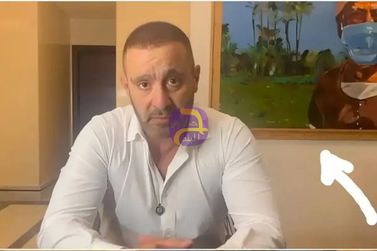 لوحة خلف أحمد السقا شغلت المصريين.. صاحبها يخرج عن صمته