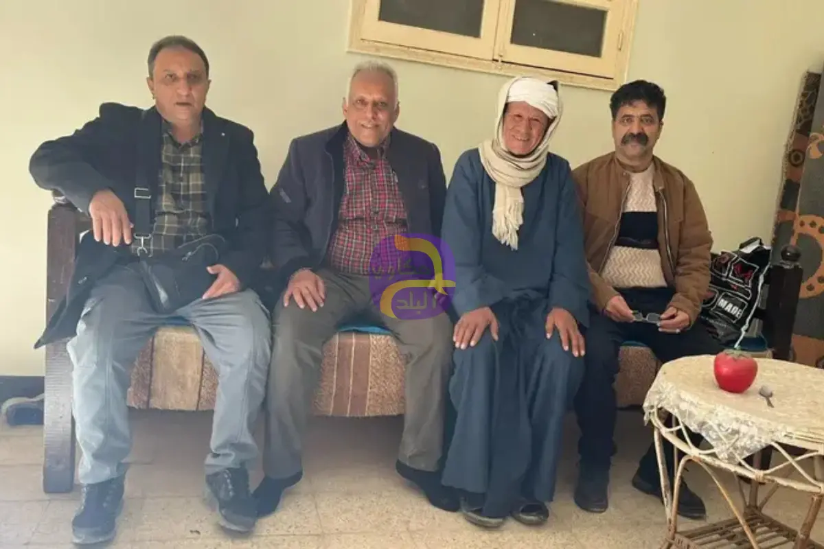 بعد 40 عاماً.. طلاب يمنيون يفاجئون معلمهم في صعيد مصر