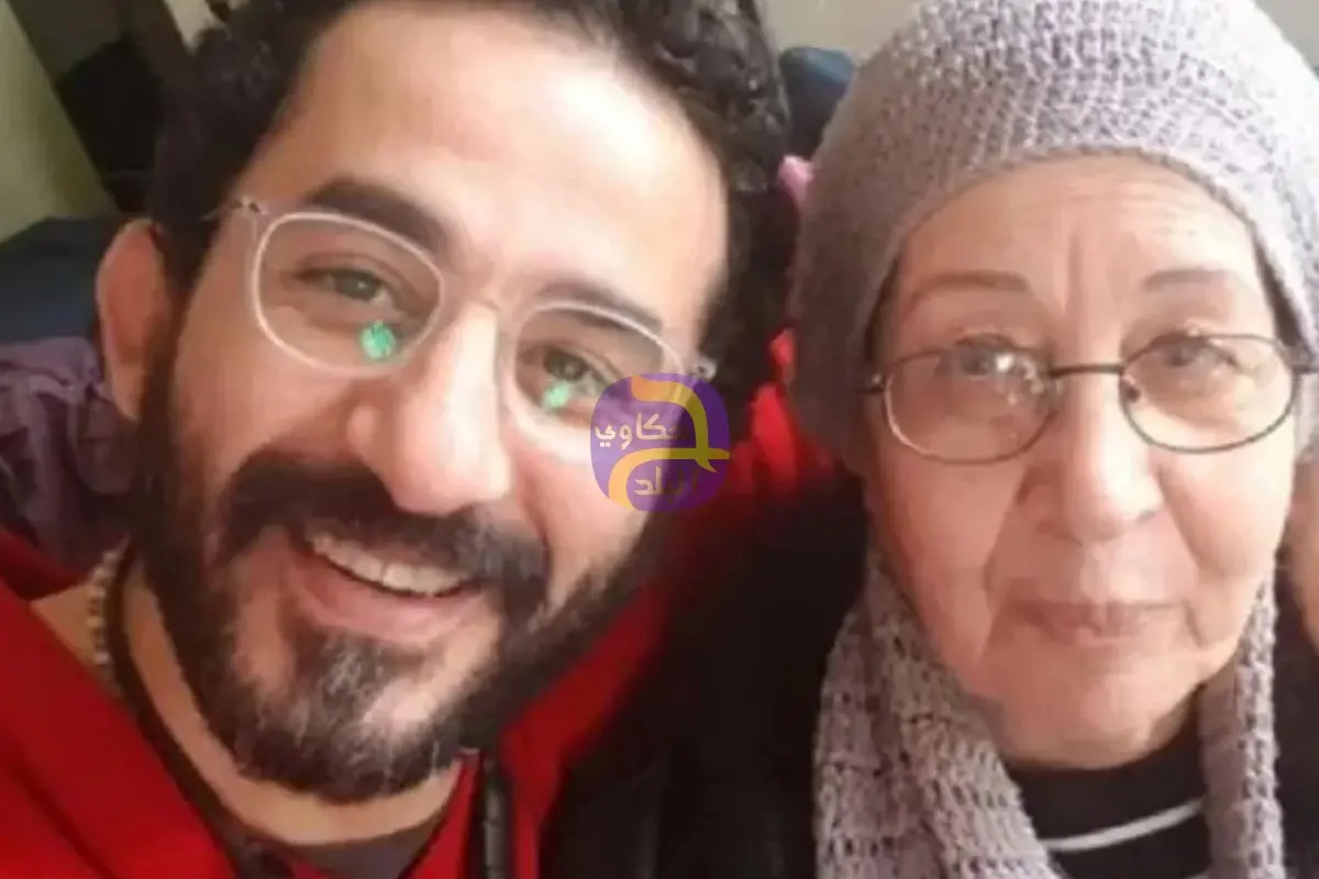 شقيقة أحمد حلمي تطلب الدعاء لوالدتهما.. وصمته يثير تساؤلات