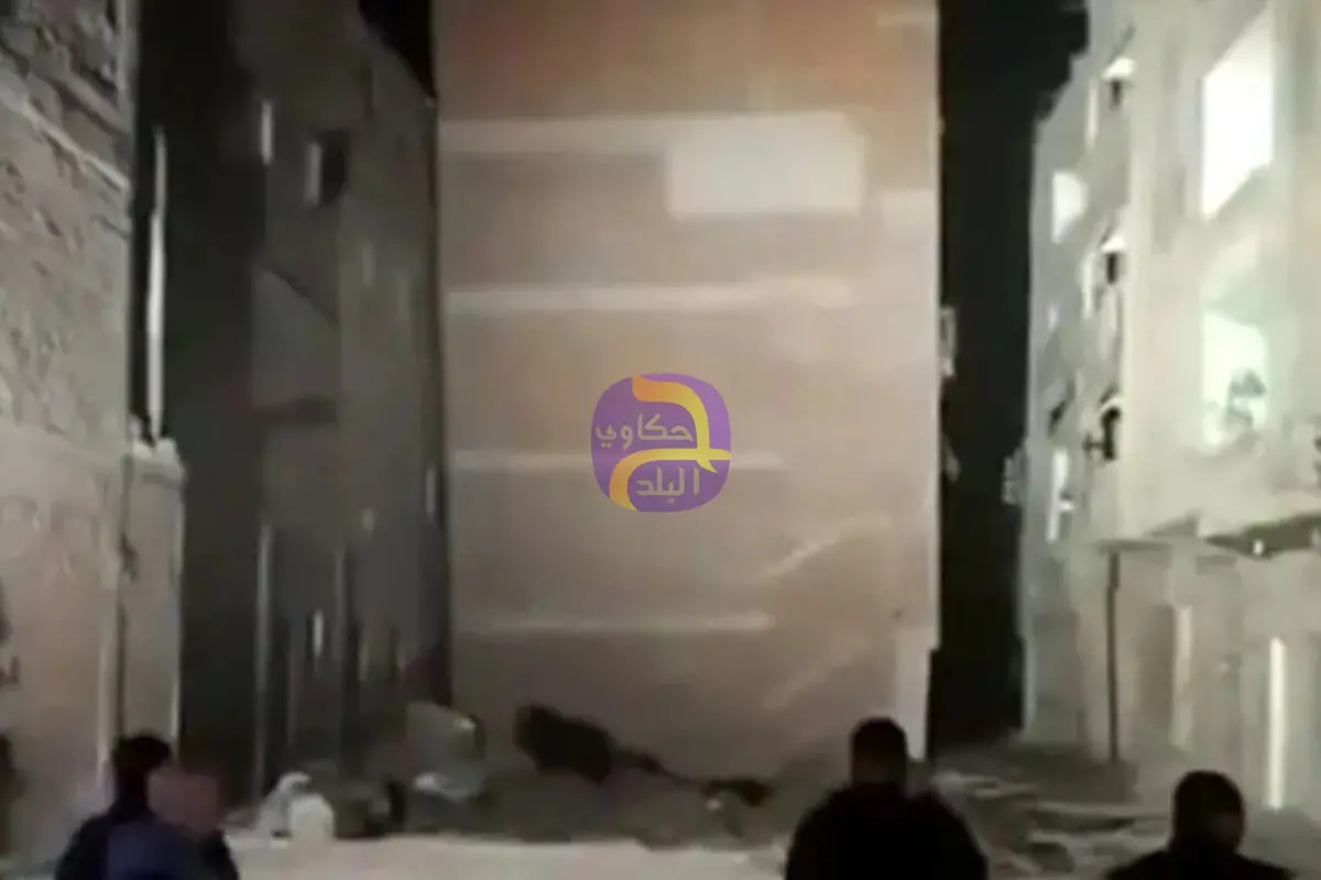 منزل مائل يثير الذعر بقرية مصرية.. والسلطات تتحرك