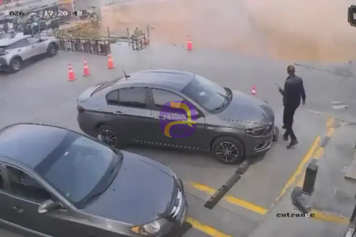 هبوط أرضي يبتلع جزءاً من محطة وقود في مصر.