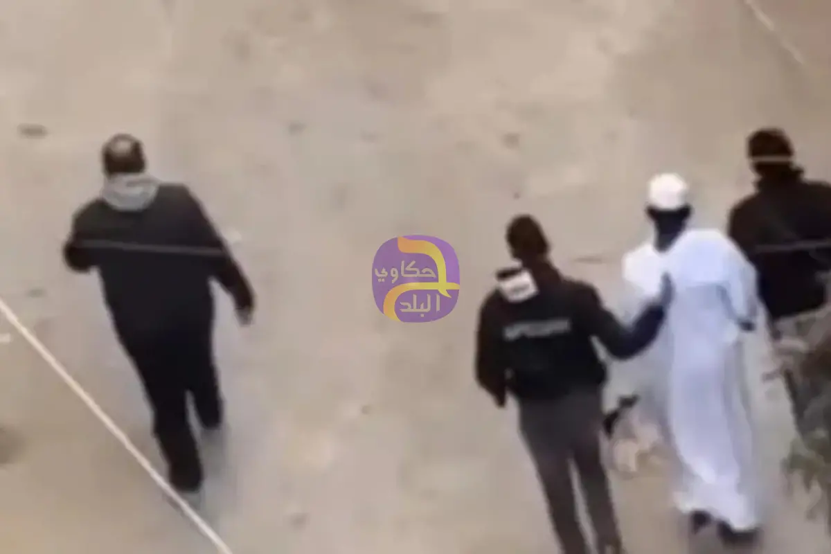 صورة سوداني في قبضة رجال أمن تثير ضجة