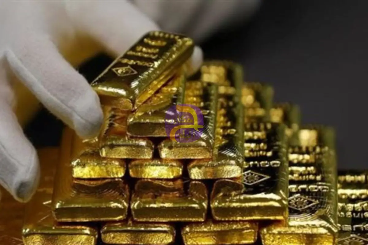 الذهب يهبط دون 5000 دولار متأثرًا بضعف التداول خلال العطلات العالمية