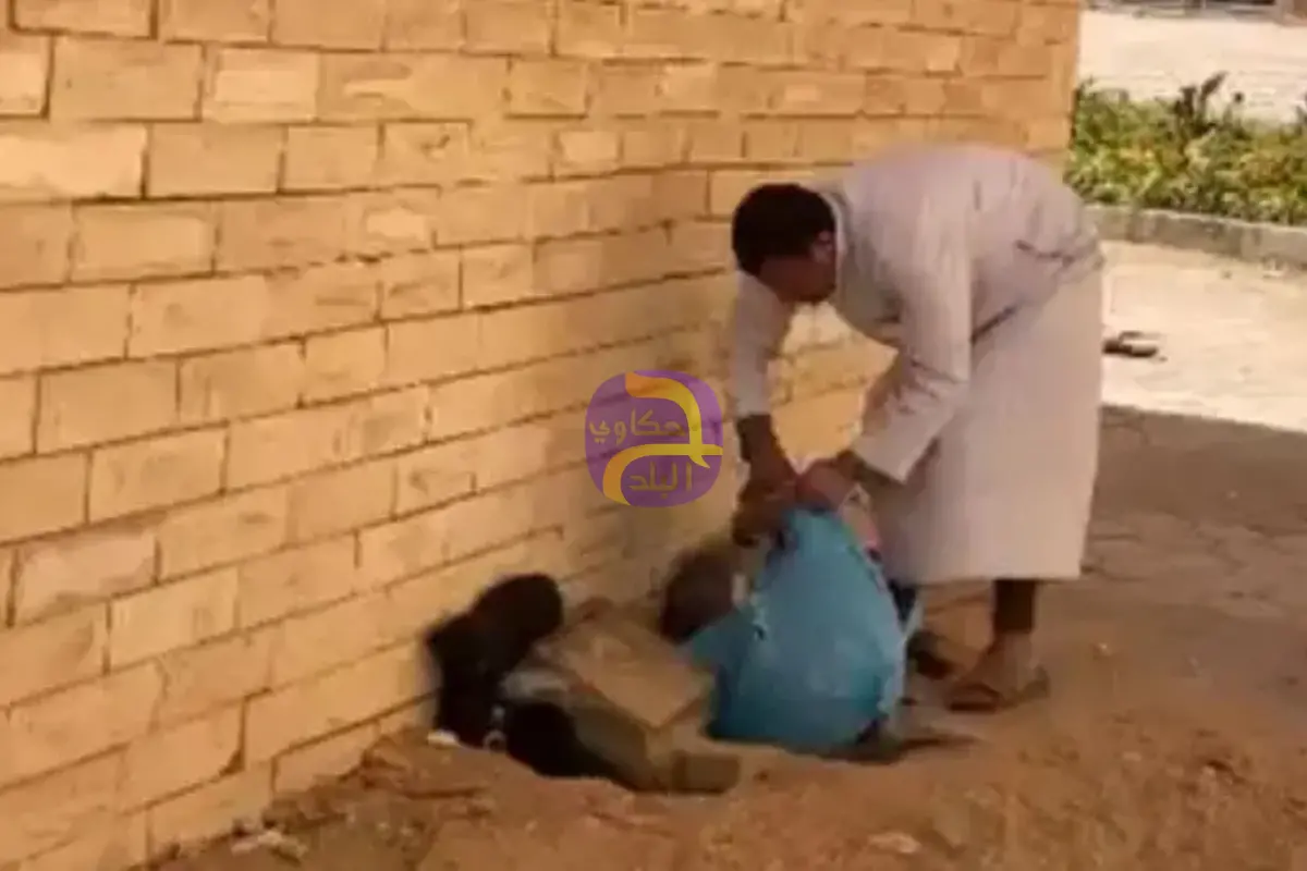 مصري  يلقي جراوي بأكياس قمامة يشعل غضباً.. والسلطات تتدخل
