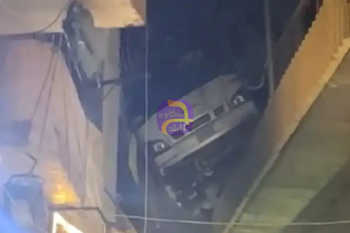 حادث غريب باص سقط من جسر واستقر على شرفة منزل