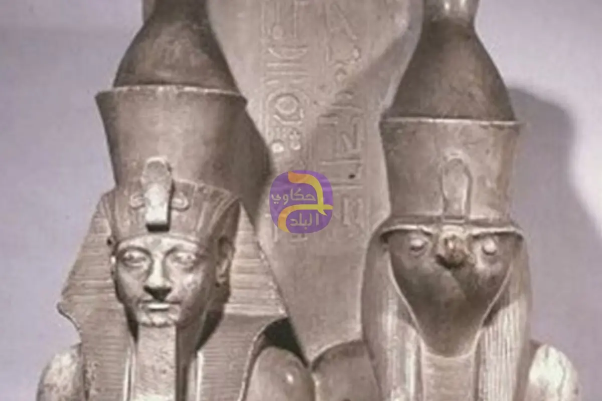 تمثال ملكي فريد يجسّد حورمحب مع الإله حورس داخل متحف فيينا لتاريخ الفن