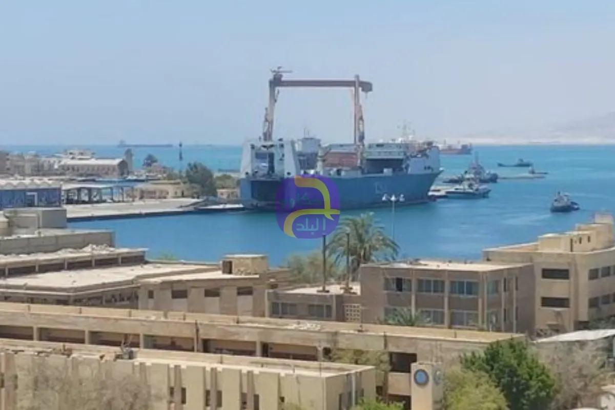 إعادة فتح ميناء السويس واستئناف الحركة الملاحية بعد تحسن الطقس