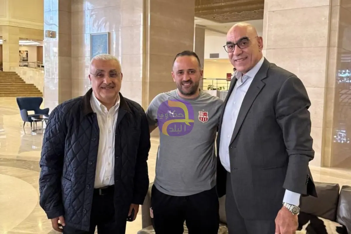 أشقاء رغم المنافسة.. هشام نصر نائب رئيس الزمالك يزور بعثة شباب بلوزداد قبل المباراة المرتقبة