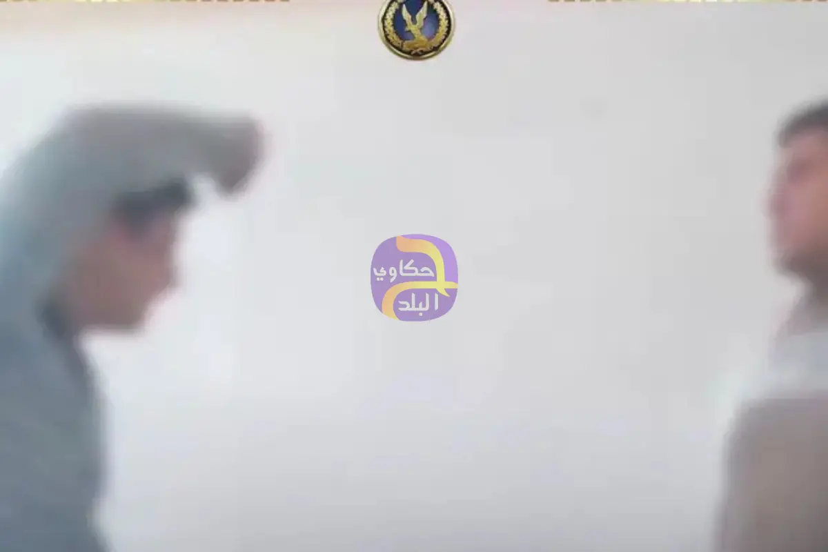 طلاب يضربون أستاذهم في المدرسة