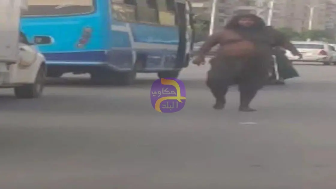 رجل بمظهر غريب يثير الرعب في مصر الجديدة.. والأمن يتدخل