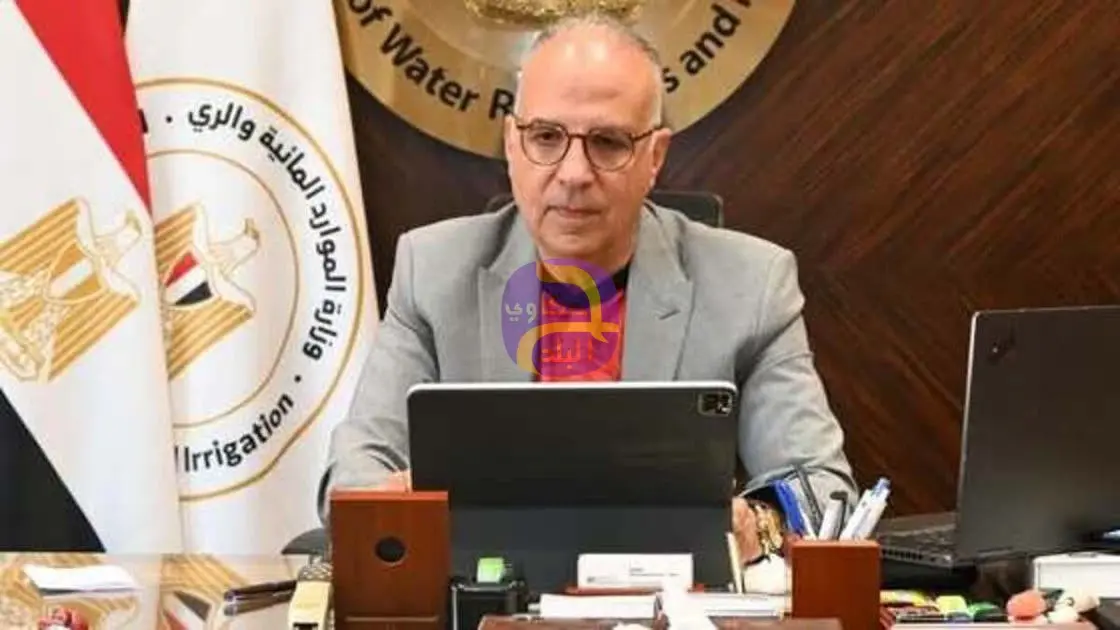 ابتهاجاً بالفوز.. وزير الري المصري في اجتماع رسمي بقميص المنتخب