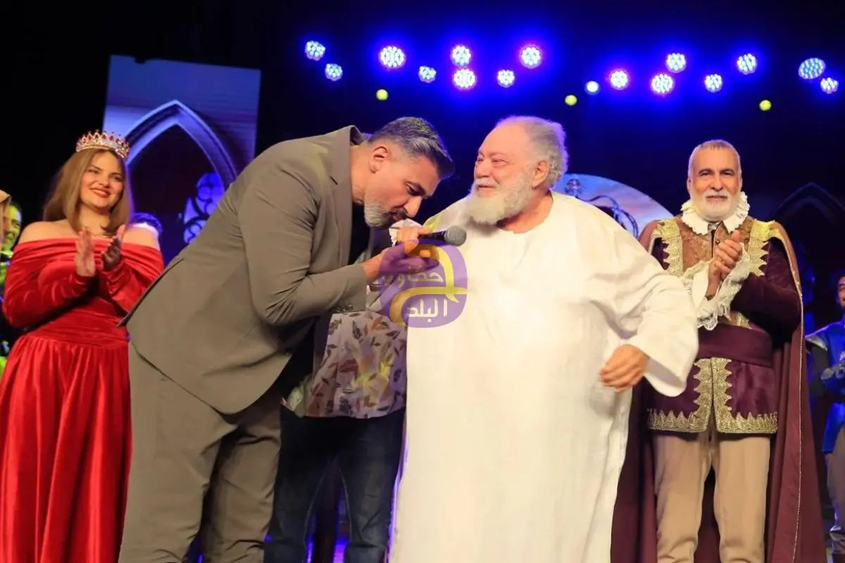 ياسر جلال يقبّل يد يحيى الفخراني بعد مشاهدة مسرحية الملك لير: سهرة ممتعة