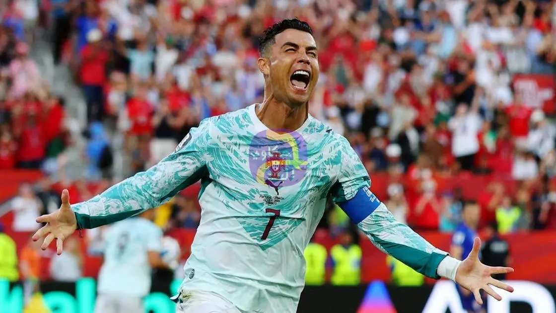 حقق الأسطورة البرتغالي كريستيانو رونالدو رقمين قياسيين جديدين بهدفه في مباراة المنتخب البرتغالي أمام الكرواتي في الدور 32 من كأس العالم 2026.  ووضع رونالدو اسمه ضمن هدافي اللقاء بإحرازه أول هدف له في الأدوار الإقصائية في كأس العالم منذ مشاركته الأولى في ن