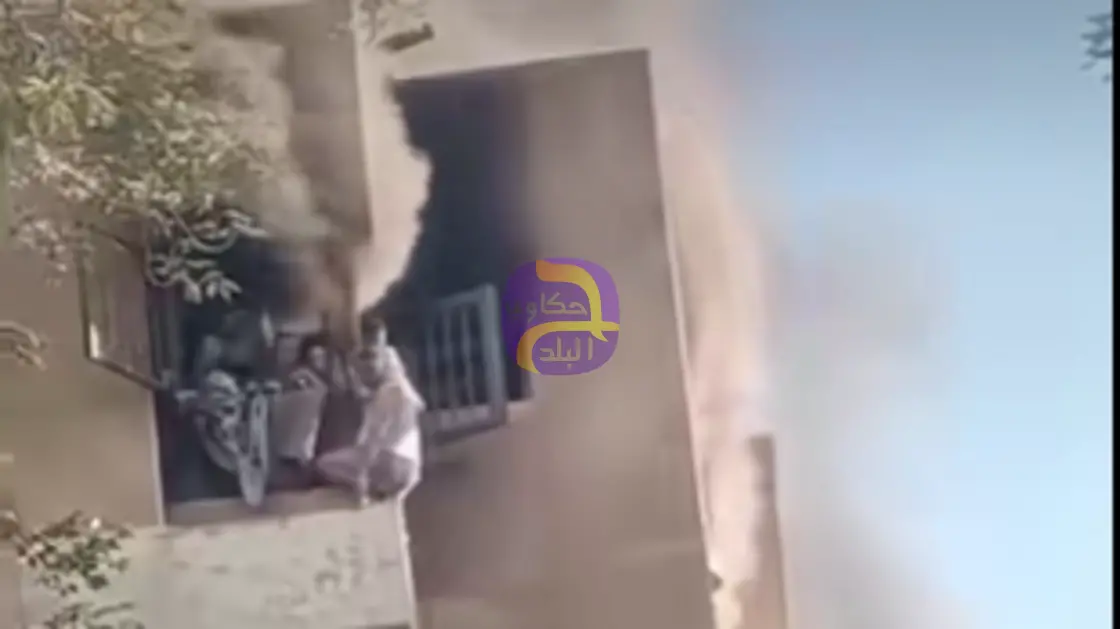 فيديو يحبس الأنفاس حاصرته النيران فقفز من الخامس في حالة خطرة