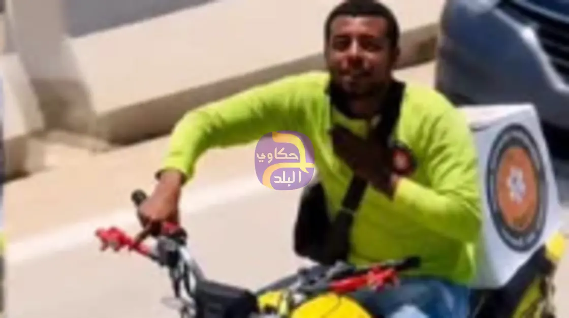 عفويته شغلت المصريين.. مندوب توصيل يتصدر الـ "تريند" بفيديو مع حافلة المنتخب