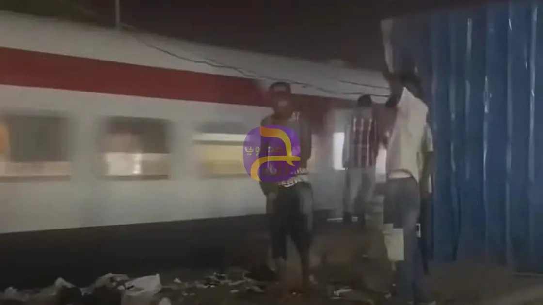 رشق قطار بالحجارة يثير غضب المصريين.. وملاحقة المتجاوزين