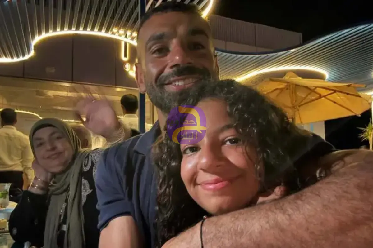 ببشرة سمراء.. محمد صلاح يشارك صور عطلته الصيفية مع ابنتيه