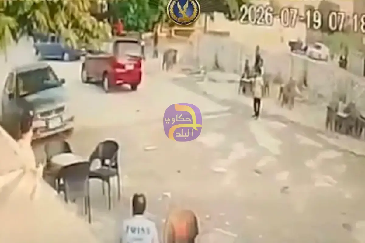 شخص  يقتحم عمداً مقهى بسيارته لسبب صادم والسلطات تتدخل