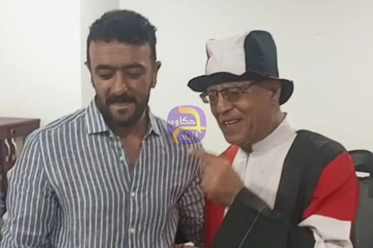بجلابية منتخب مصر.. جمال حمدون كبير مشجعى المنتخب يستقبل أحمد العوضى فى سينما جلاكسى بطنطا احتفالا بفيلمه شمشون ودليلة